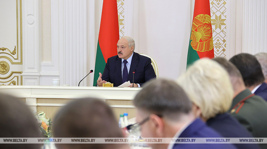 Лукашенко провел совещание с правительством