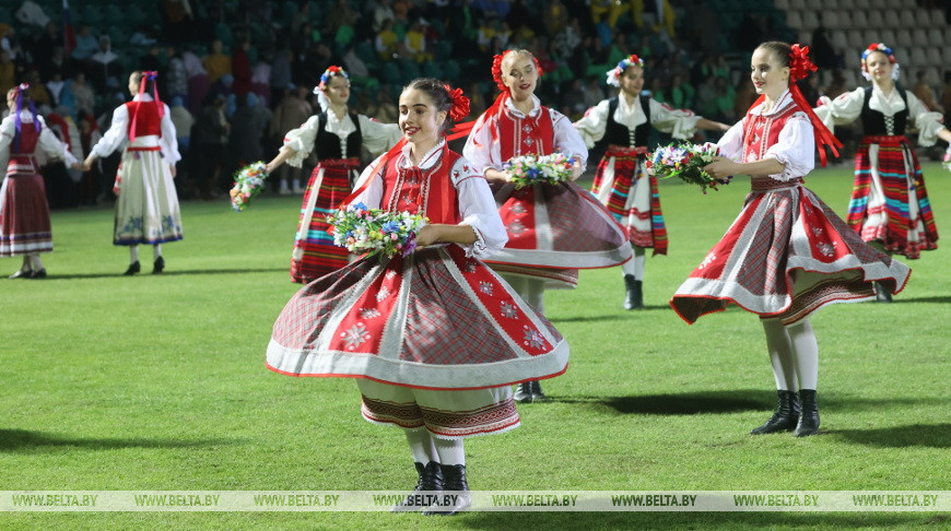 Фееричный праздник танца: фестиваль "Сожскi карагод" открылся в Гомеле
