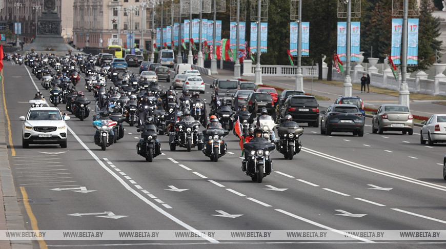 Участники мотопробега H.O.G. Rally Minsk проехали по центральным проспектам праздничного Минска ко Дворцу спорта