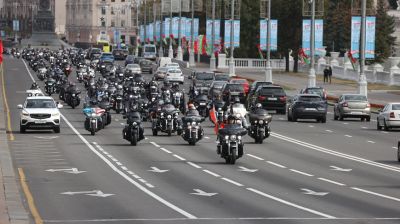 Участники мотопробега H.O.G. Rally Minsk проехали по центральным проспектам праздничного Минска ко Дворцу спорта