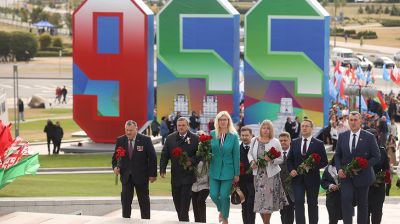 Празднование Дня города в Минске началось с возложения цветов к стеле