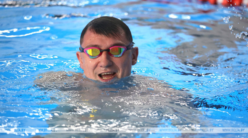 Паралимпиец Алексей Талай провел мастер-класс по плаванию в Новогрудке