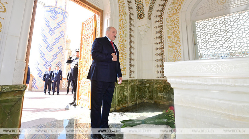 Лукашенко в Самарканде посетил мавзолей первого Президента Узбекистана Ислама Каримова