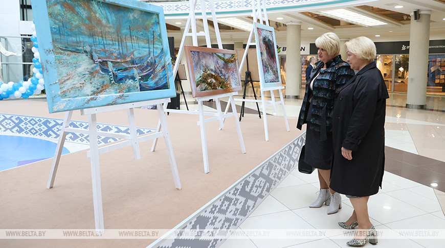Выставка Белорусского союза женщин открылась в ТЦ "Столица"