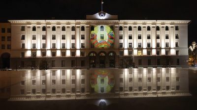 В честь Дня народного единства на здании Миноблисполкома включили проектор с изображением государственного герба и флага
