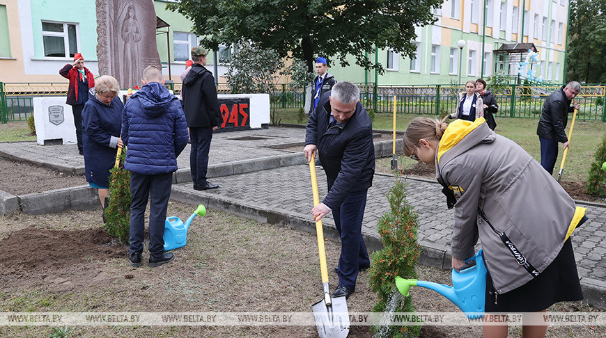 Аллею мира, дружбы и единства заложили в горпоселке Октябрьский Гомельской области