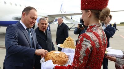 Правительственная делегация Беларуси во главе с Романом Головченко прилетела в Казань