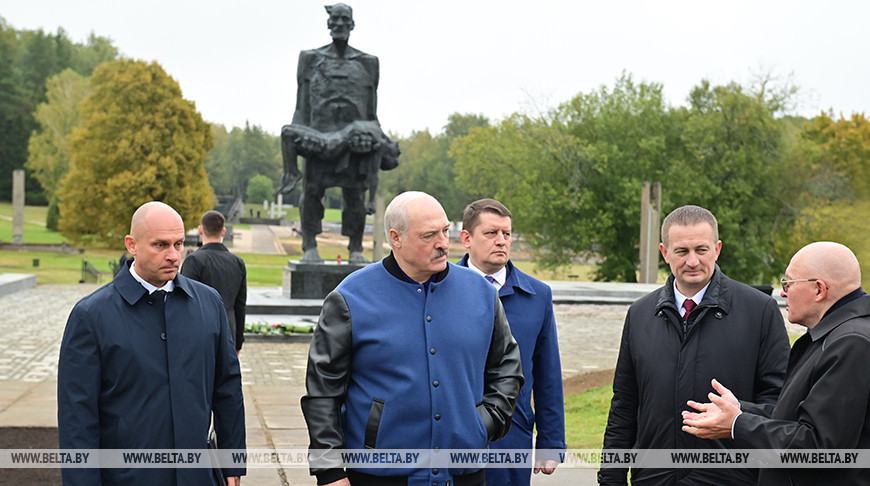 Лукашенко ознакомился с ходом капремонта мемориального комплекса "Хатынь"