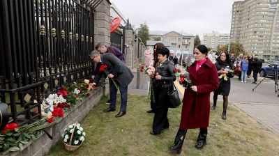 Белорусы несут цветы к посольству России в память о погибших в школе Ижевска
