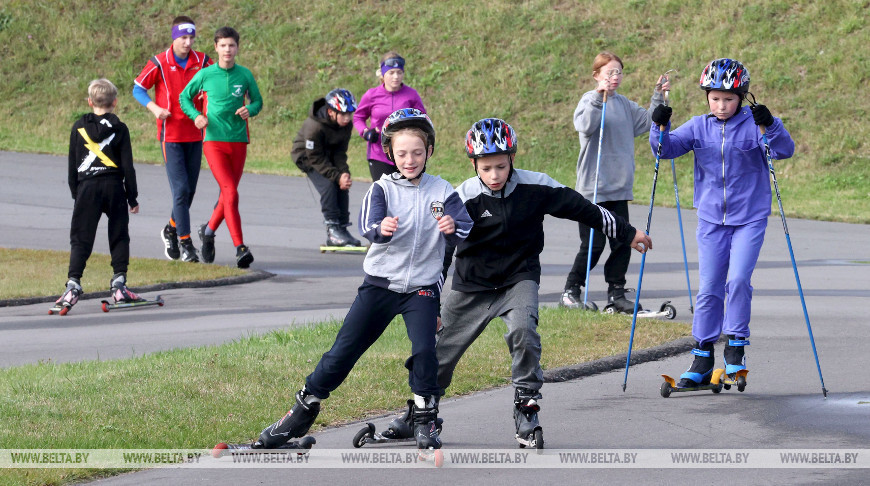 Молодые спортсмены занимаются биатлоном в Чаусском районе