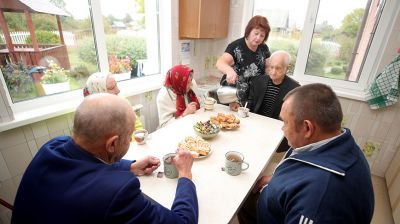 В Ивьевском районе более 1 тыс. пожилых людей получают социальную помощь