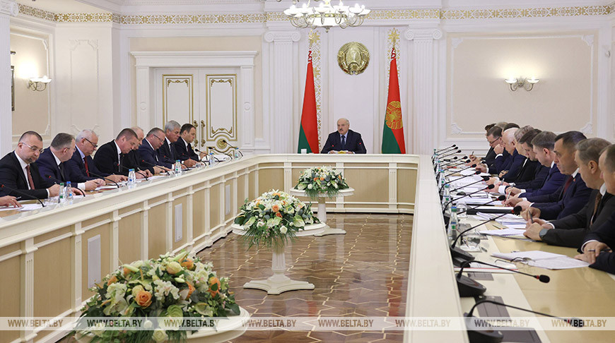 Лукашенко собрал совещание с экономическим блоком правительства