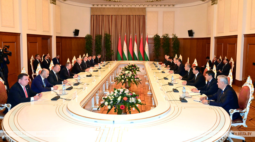 Лукашенко и Рахмон провели официальные переговоры в расширенном составе