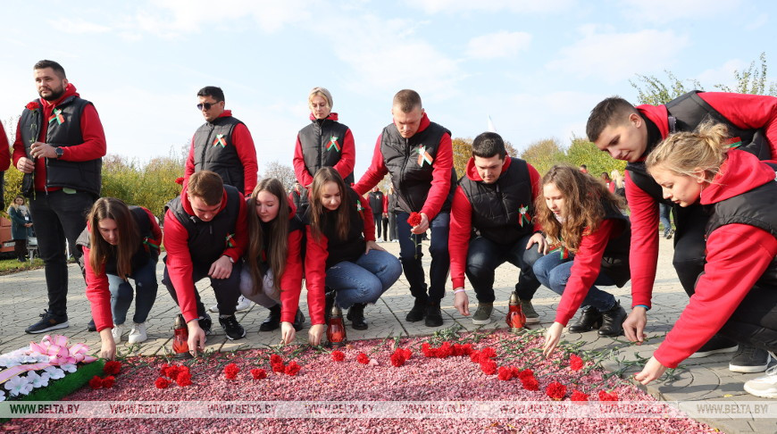Участники автопоезда "#Беларусь. Молодежь. Традиции" посетили мемориал в Красном Береге