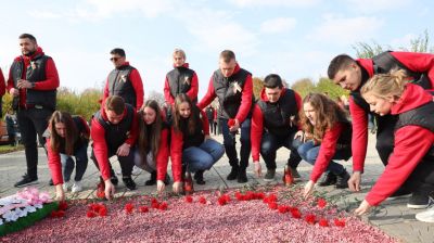 Участники автопоезда "#Беларусь. Молодежь. Традиции" посетили мемориал в Красном Береге