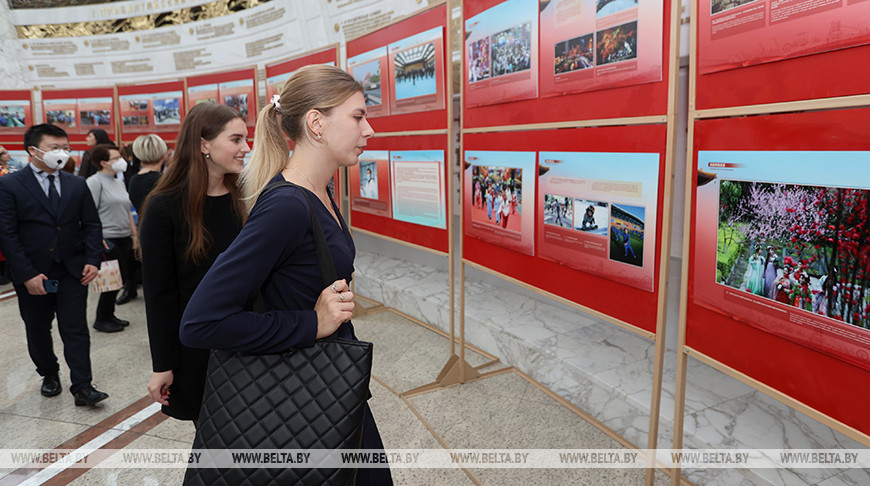 Фотовыставка "Блистательное десятилетие Китая в новую эпоху" открылась в музее истории ВОВ