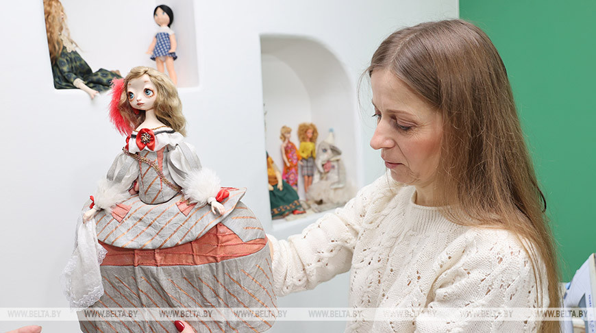 Мастер Наталья Русакова много лет создает куклы ручной работы