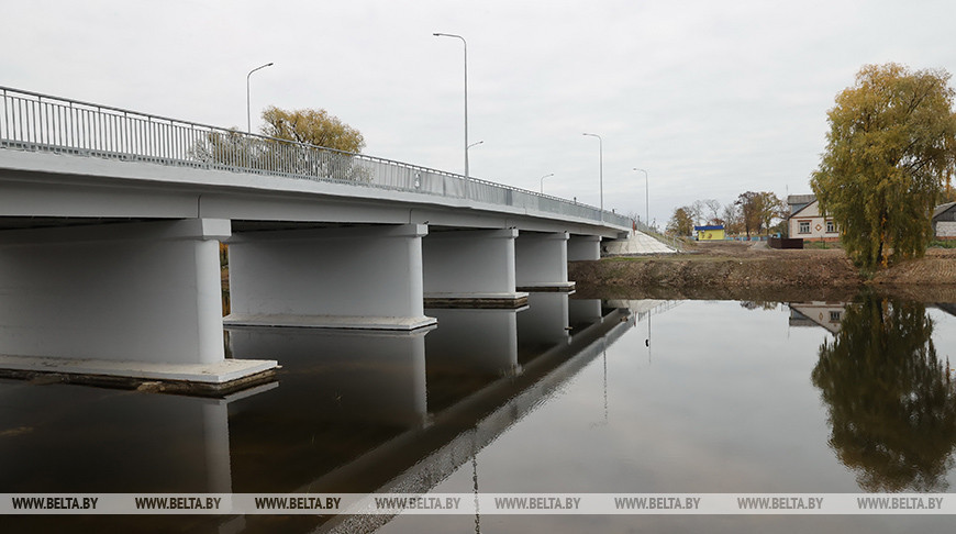 В Давид-Городке открыли движение по обновленному мосту через озеро Сежка