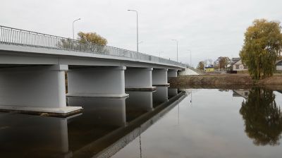 В Давид-Городке открыли движение по обновленному мосту через озеро Сежка