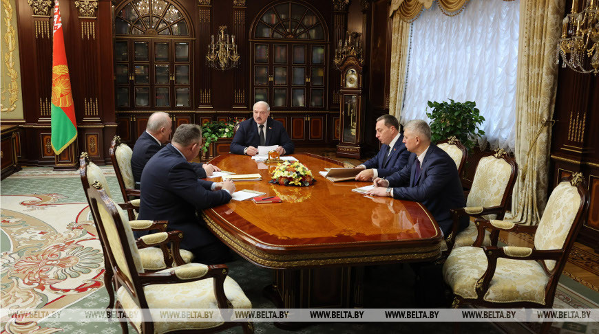 Лукашенко начал рабочую неделю с ситуации в банковской сфере