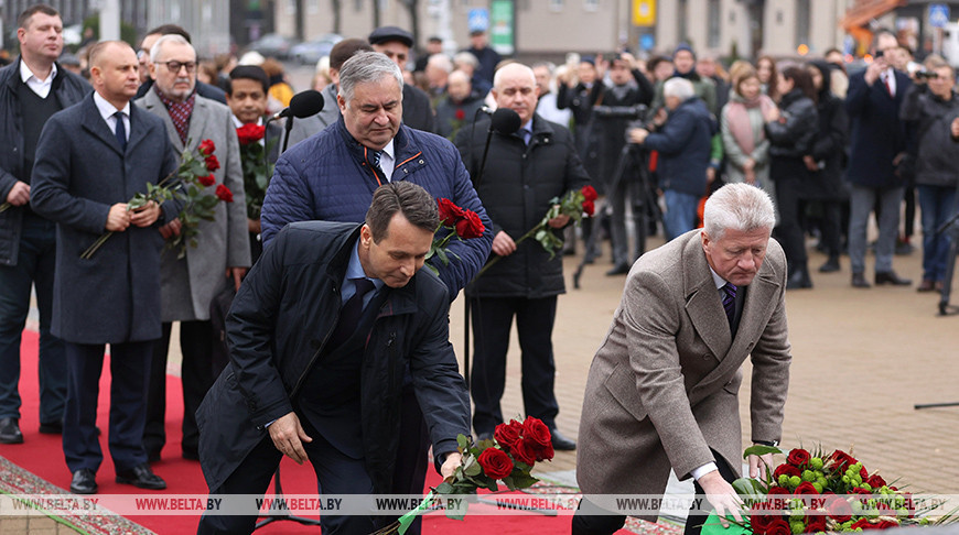 Церемония возложения цветов к памятнику Якуба Коласа прошла в Минске