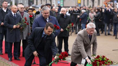 Церемония возложения цветов к памятнику Якуба Коласа прошла в Минске