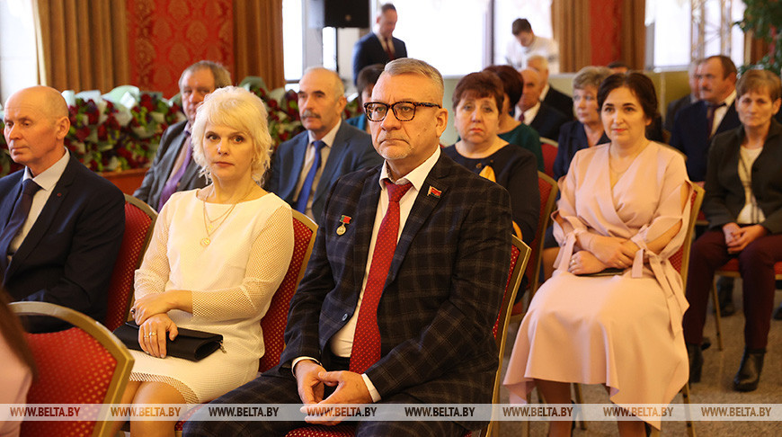Головченко вручил госнаграды лучшим представителям трудовых коллективов страны