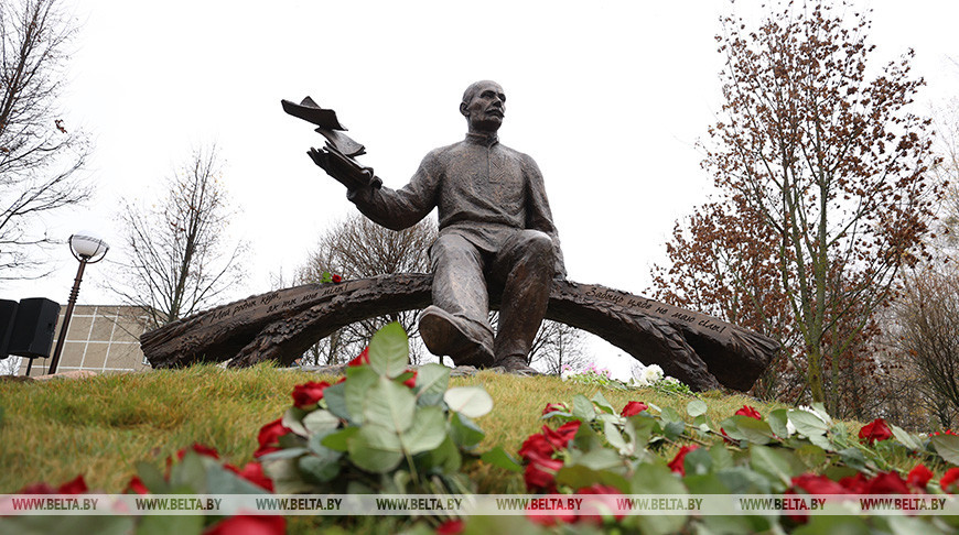 Памятник Якубу Коласу открыли в Столбцах