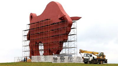 В Барановичском районе ведется реконструкция скульптуры зубра