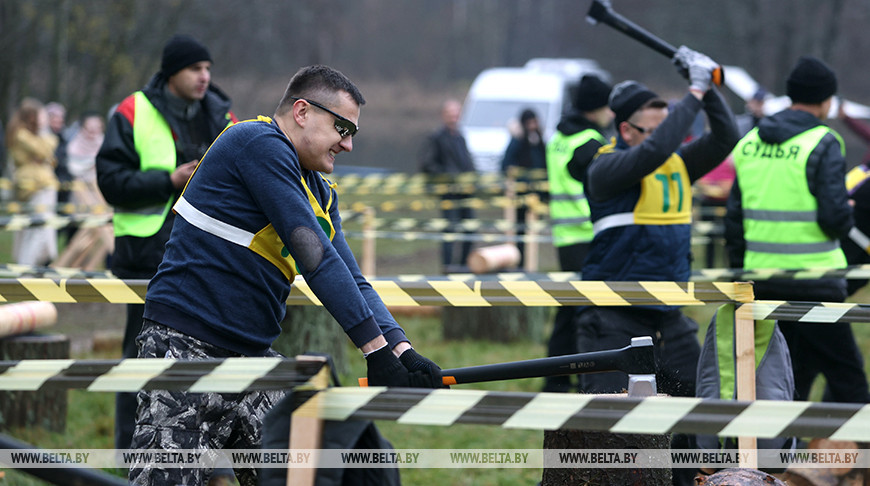 В Логойском районе состоялся чемпионат по колке дров среди журналистов