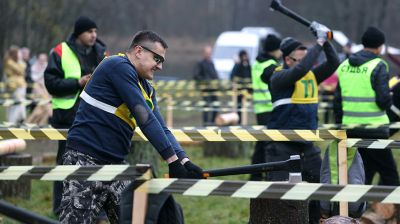 В Логойском районе состоялся чемпионат по колке дров среди журналистов