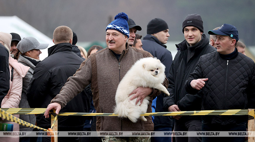 Лукашенко посетил чемпионат по колке дров среди журналистов