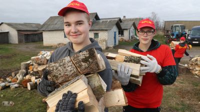 БРСМ помогает пожилым людям заготавливать дрова