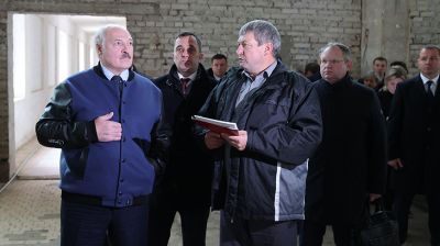 Лукашенко в Толочинском районе незапланированно посетил частное строительное производство