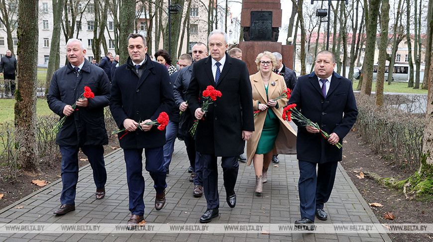 Сергеенко возложил цветы к воинскому мемориалу в Витебске