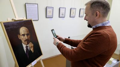 В Витебске представили уникальный прижизненный портрет Якуба Коласа