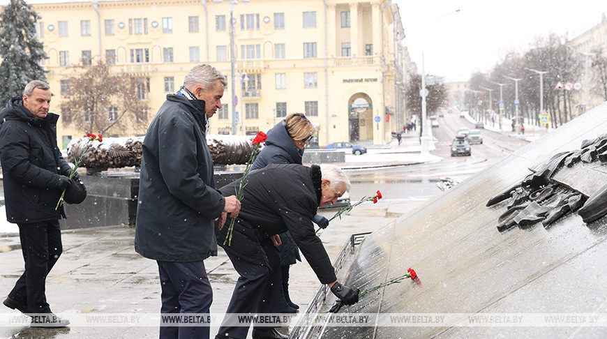 Делегация из Германии возложила цветы к монументу Победы