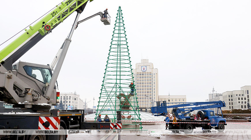 Монтаж новогодней елки идет на площади Независимости