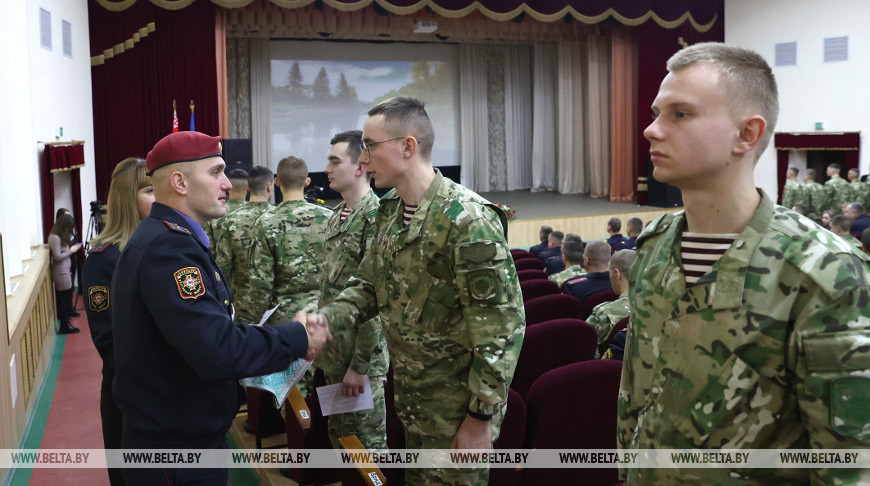 В Минске вручили отпускные билеты лучшим военнослужащим внутренних войск