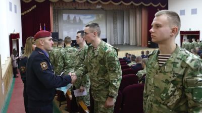 В Минске вручили отпускные билеты лучшим военнослужащим внутренних войск