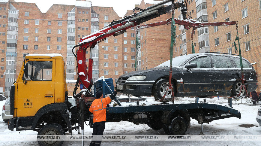 В Могилеве убирают автохлам из дворов многоквартирных домов