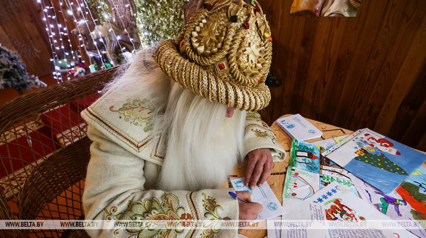 Дед Мороз за работой в своем поместье в Беловежской пуще