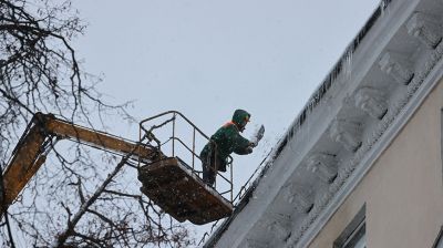 Коммунальные службы Витебска очищают крыши от снега и сосулек