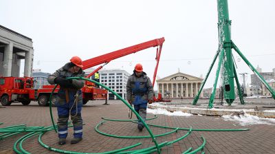 Монтаж новогодней елки идет на Октябрьской площади