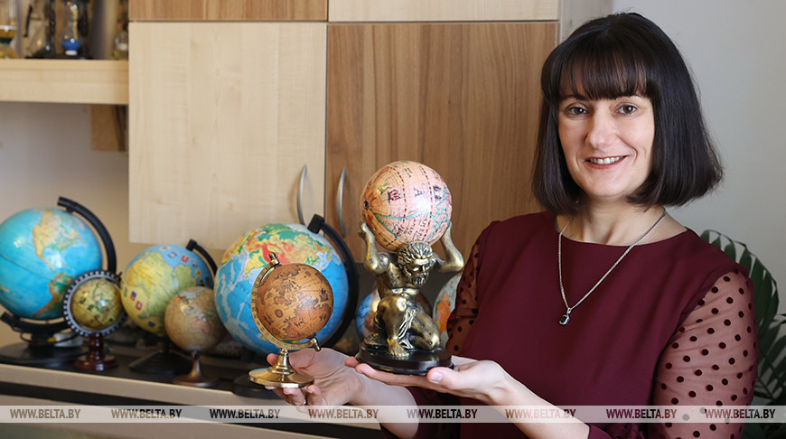 Коллекционер Наталья Сидькова собрала более 60 различных глобусов и четырех десятков песочных часов