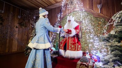 Снегурочка приехала в Беловежскую пущу на помощь Деду Морозу