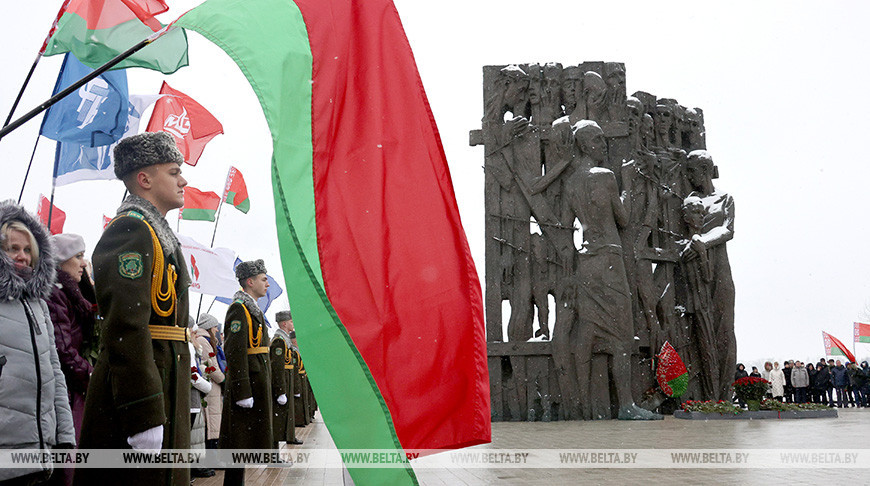 В память о жертвах геноцида в мемориальном комплексе "Тростенец" прошел митинг-реквием