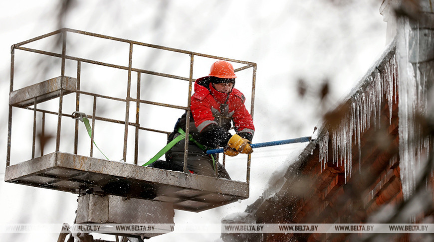 Коммунальщики Минска очищают крыши от снега и сосулек
