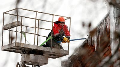 Коммунальщики Минска очищают крыши от снега и сосулек