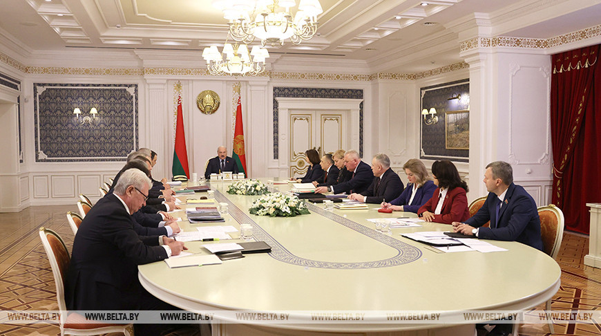 Приведение отдельных законов в соответствие с Конституцией обсудили на совещании у Лукашенко